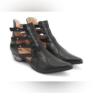 John Fluevog Truth Bekkie Black 
Strappy Leather Gorh Designer Ankle Boots Sz 8